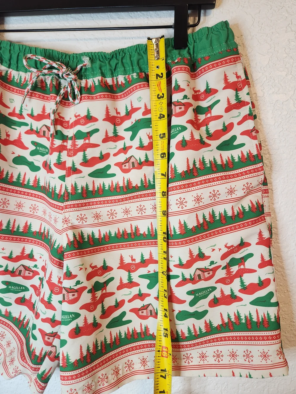 Magellan Fish Gear Men’s L Water Repellent Holiday Shorts Christmas Jeep